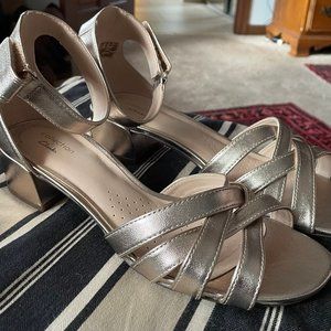 Clarks Caroleigh Rori Woven heeled sandals Metallic Wedding Formal size 10 WIDE